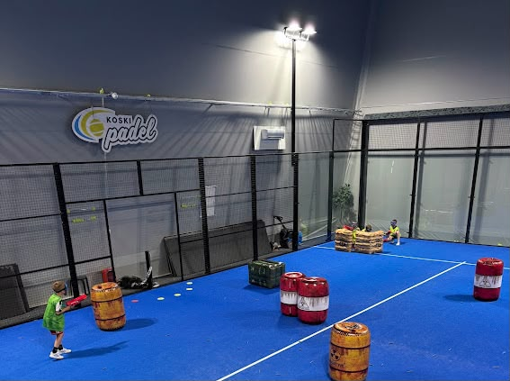 Lasten synttärit Koskipadelilla – Nerf Arena sisähallin kentällä